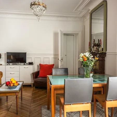Historic Marais Montorgueil Apartment *